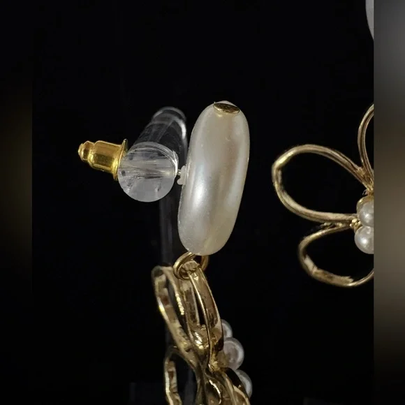 Fun Gold Tone Dangle Daisy Flower Faux Pearl Earrings NWT - Picture 5 of 7